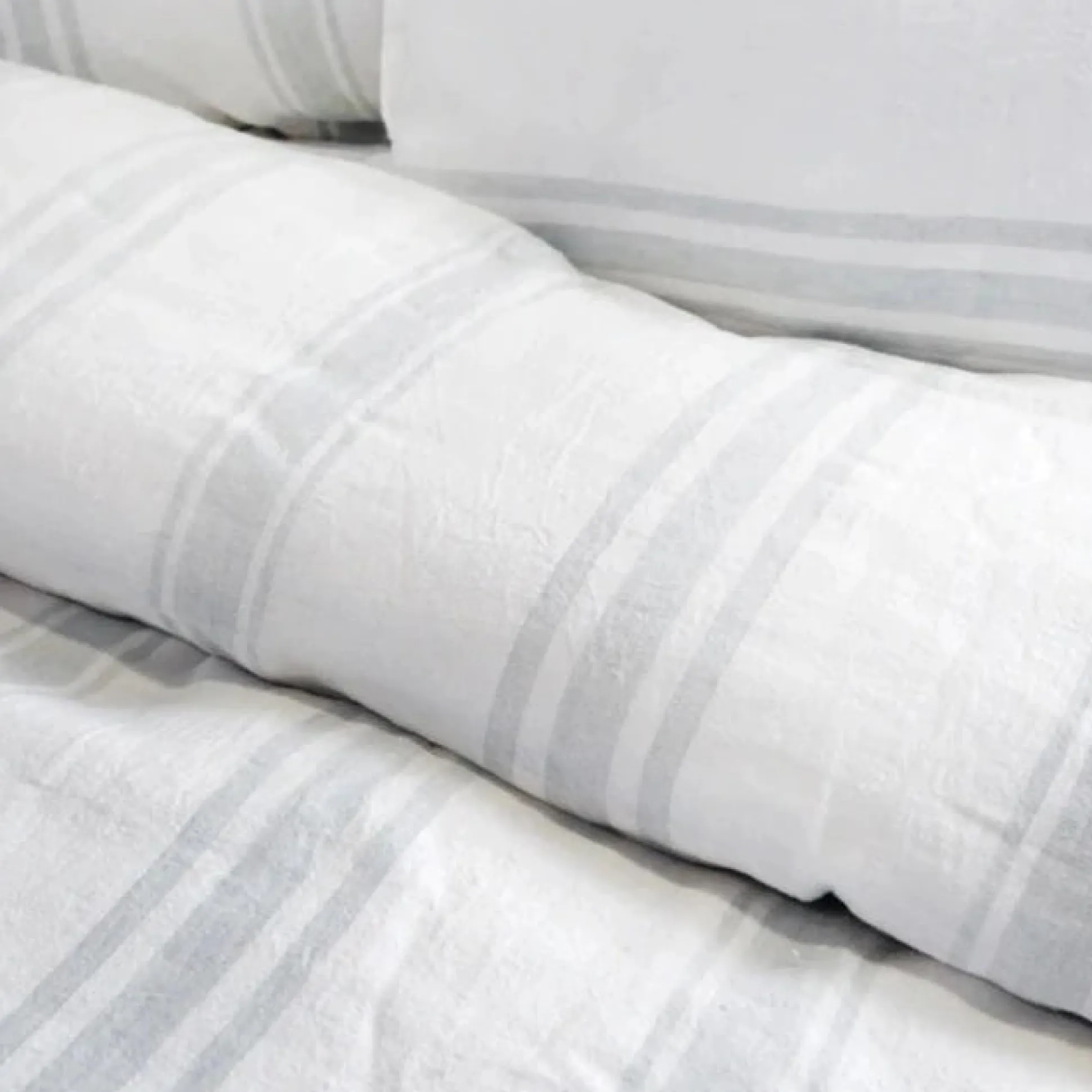 Jackson Big Pillow, White & Ocean^Be Home Hot