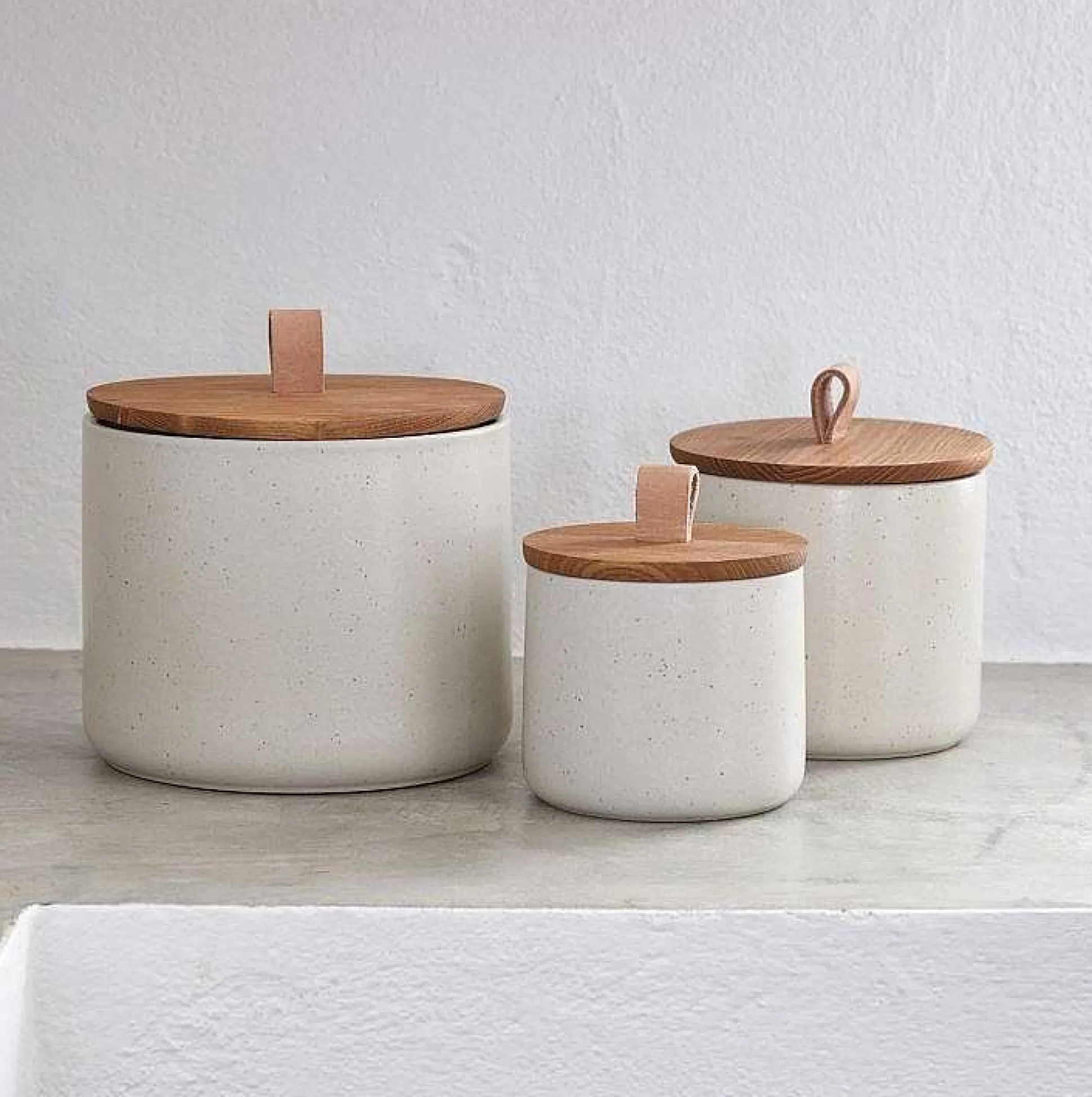 Pacifica Canister with Oak Wood Lid, Vanilla, Medium